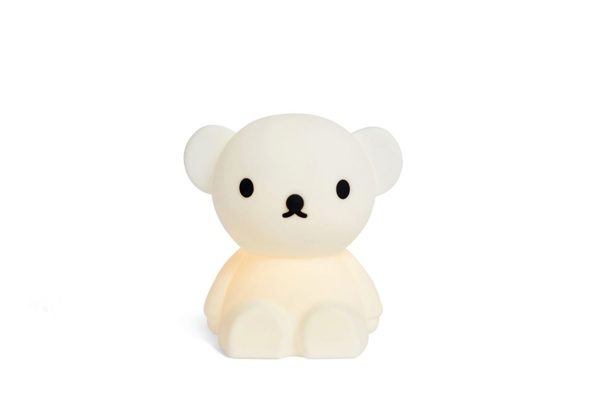 Bundle of Light - Boris Mini Hvid børnelampe Fra Mr Maria - Tilføj noget lys og glæde til din dag og dit hjem med denne charmerende Boris-lampe.