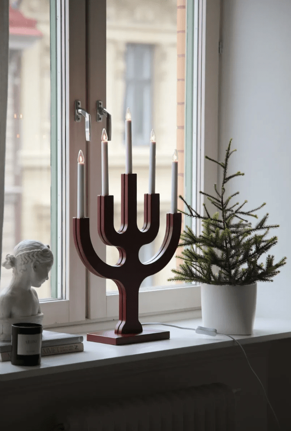 Sapin 5L RØD Fra Markslöjd - Den gener&oslash;se st&oslash;rrelse g&oslash;r den til et dekorativt blikfang, is&aelig;r i st&oslash;rre vinduer, hvor de fem lys spreder en varm og stemningsfuld gl&oslash;d i m&oslash;rke vinteraftener.