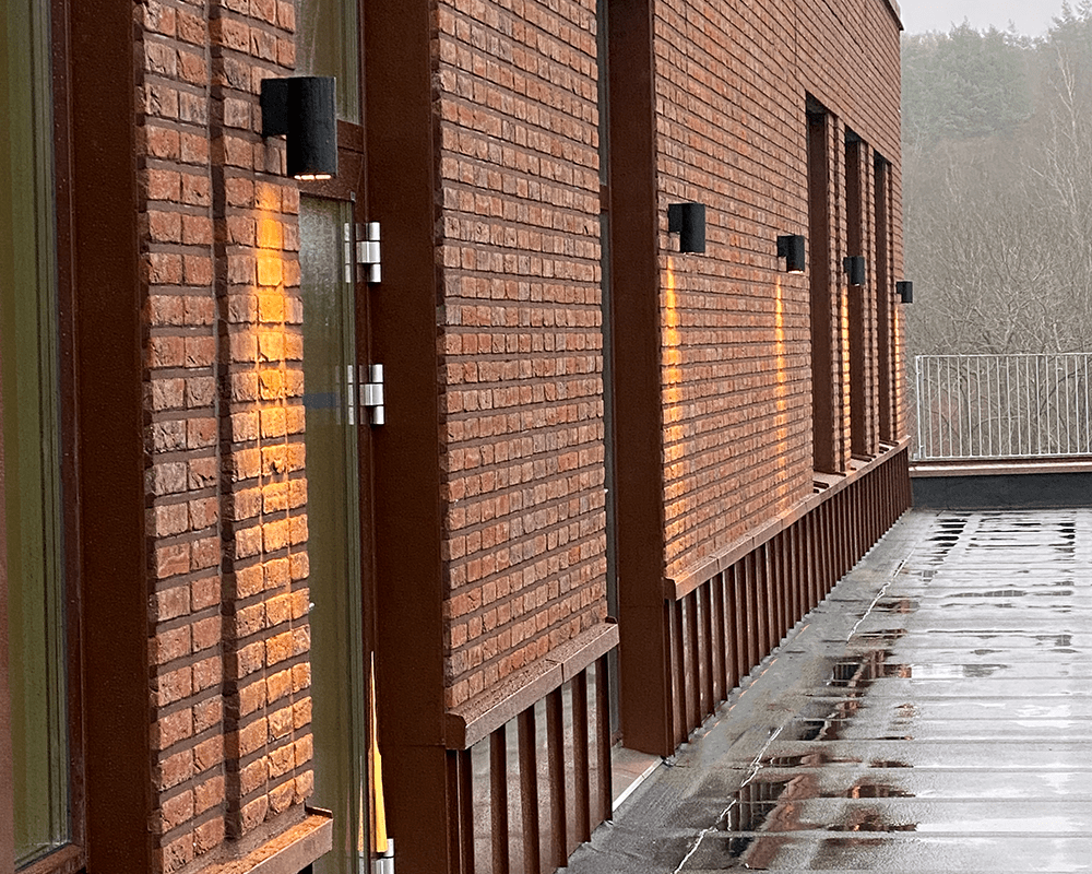 Magnum I Sort udendørslampe Fra Westal - Med en IP65-klassificering er den fremragende til udendørs brug, men er også velegnet til indendørs brug i både private og offentlige miljøer.