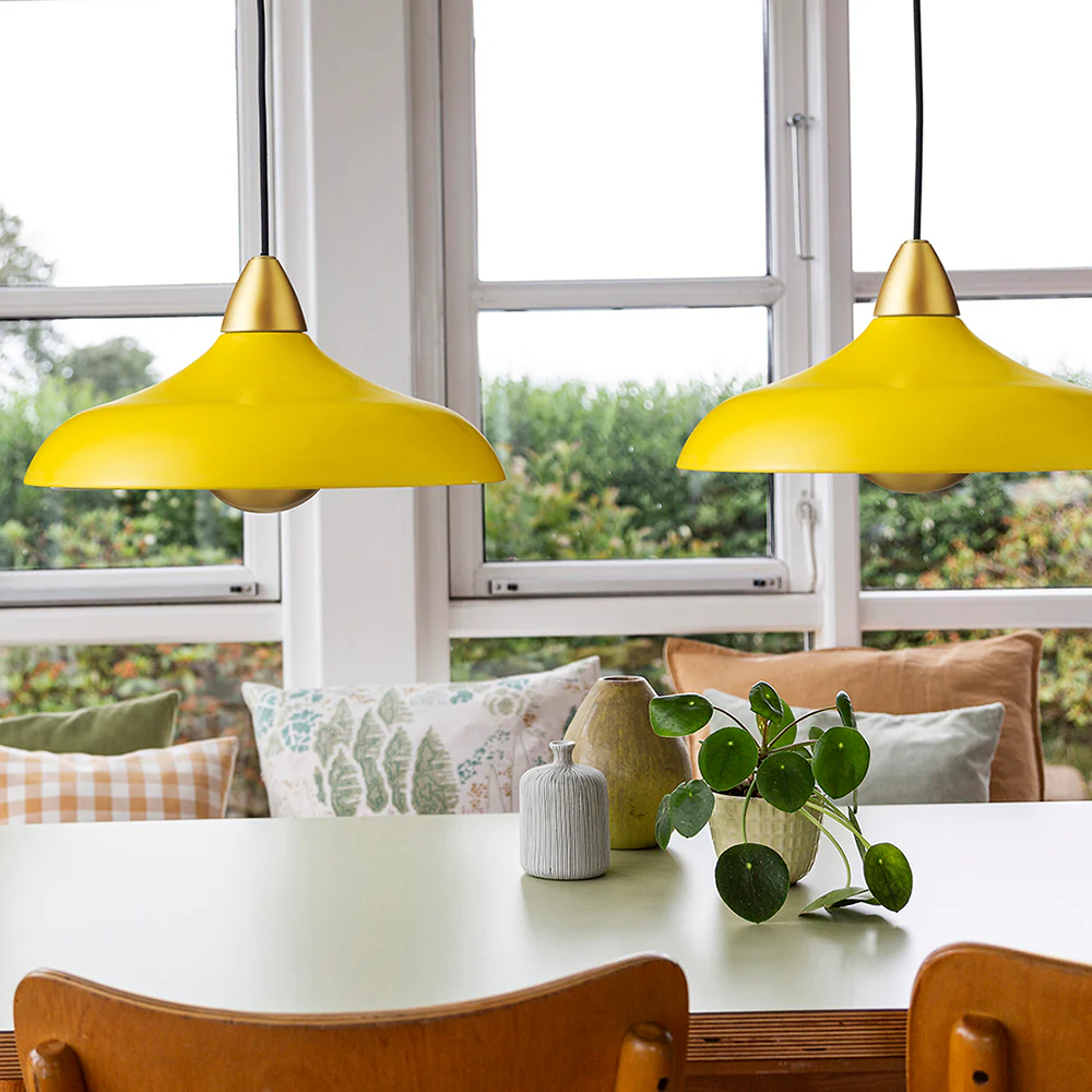 Urban Wide Ø36 Gul loftslampe Fra Superliving - Forbedre dit hjem med den moderne Urban Wide pendel, en stilfuld kombination af matgul finish og elegante messingdetaljer.