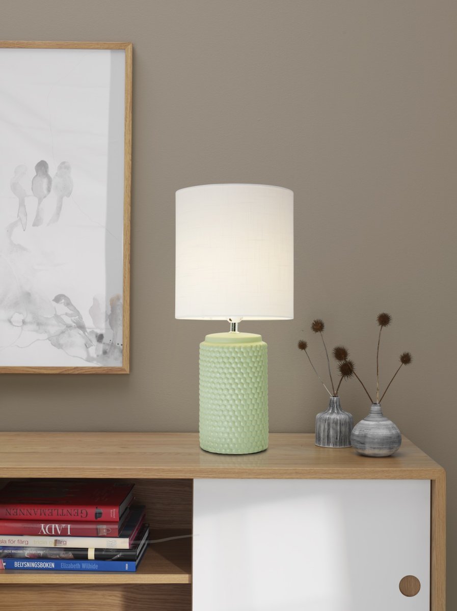 Bubble 50cm Grøn bordlampe Fra Cottex - Den hvide tekstilsk&aelig;rm skaber et behageligt og bl&oslash;dt lys, perfekt til at s&aelig;tte stemningen i rummet.