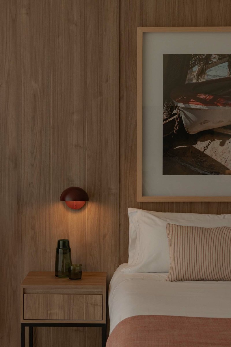 Matilda Ø17 Bourgogne læselampe Fra Faro Barcelona - Den drejelige sk&aelig;rm og h&oslash;jdejustering g&oslash;r den alsidig og fleksibel - perfekt til b&aring;de stemningsbelysning og funktionel belysning.