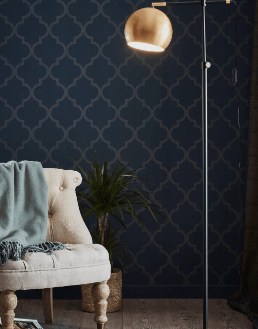 Chester Bronze gulvlampe Fra Markslöjd - Lampen er praktisk, når den er justerbar i højden og drejelig i lampeskærmen.