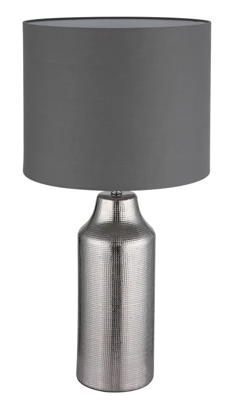 Elden 60cm Sølv bordlampe Fra Globo Lighting - Den silverf&auml;rgade keramiska basen i kombination med den gr&aring;a cylindriska textilsk&auml;rmen skapar en sofistikerad kontrast och blir en stilfull inredningsdetalj.