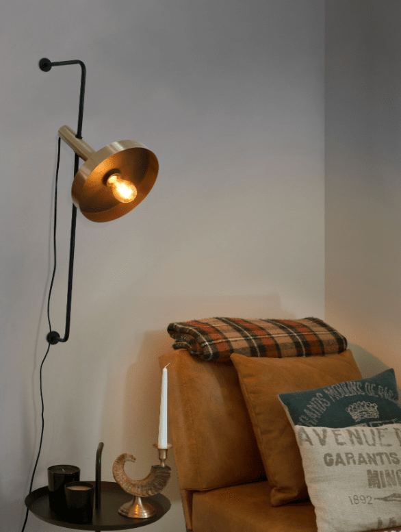 Whizz 84cm Guld/messing væglampe Fra Faro Barcelona - WHIZZ v&aelig;glampe pr&aelig;senterer trendy finish, s&aring;som kombinationen af satin guld og sort.
