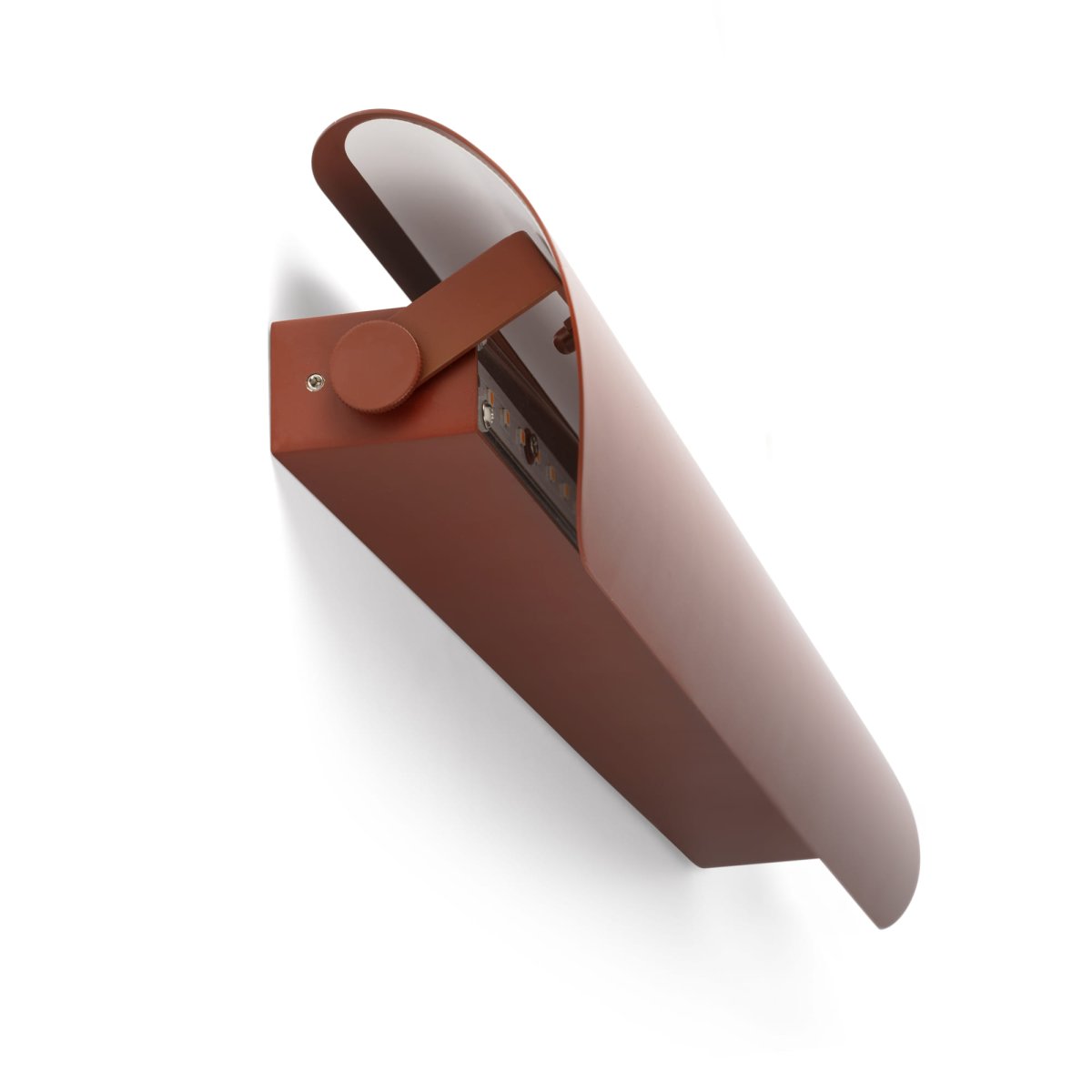 Novo 50cm Terrakotta væglampe Fra Faro Barcelona - Lampen er lavet af metal og kan monteres b&aring;de lodret og vandret, hvilket g&oslash;r den fleksibel til forskellige rum og behov.