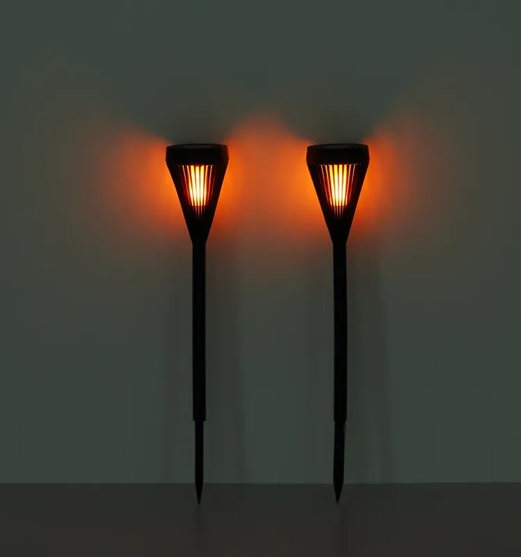 Fire 2-pk Sort solcellelampe Fra Globo Lighting - Skab en atmosf&aelig;risk atmosf&aelig;re i haven med Fire, en pakke med 2 solcelledrevne lommelygter.