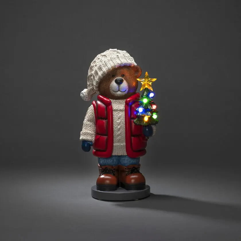 Lille Teddybjørn 38cm Flerfarvet Fra Konstsmide - Batteridrevet (5xAAA, 1,5V &ndash; ikke inkluderet) med 6 timers timer og IP44-klassificering til udend&oslash;rs brug.
