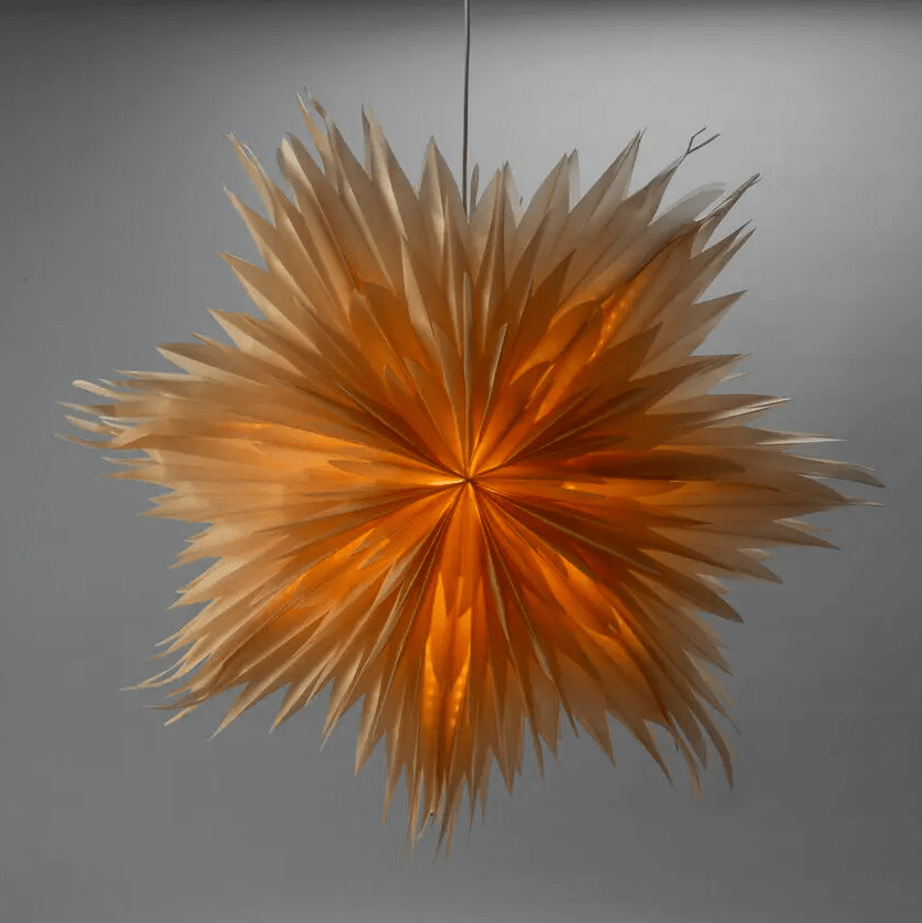 Papirstjerne Ø80 Guld Fra Konstsmide - Perfekt til at h&aelig;nge i vinduet eller op ad en smuk v&aelig;g &ndash; en tidl&oslash;s dekoration, der forgylder ethvert rum med enkel elegance.