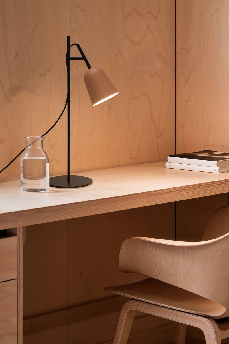 Studio 55cm Lyserød skrivebordslampe Fra Faro Barcelona - Studio er en elegant bordlampe designet af Nahtrang - inspireret af ikonisk design fra 1950'erne, fortolket med moderne enkelhed.