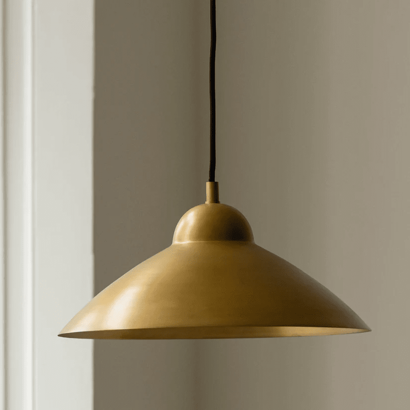 Studio Ø40 Rå messing loftslampe Fra H. Skjalm P - Den h&aring;ndlavede overflade og den varme tone i messingen giver et tidl&oslash;st udtryk, der smelter ind i mange forskellige indretningsstile.