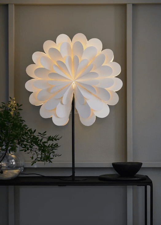 Maravilla Ø45 Hvid Fra Markslöjd - Det foldede papir giver en blød og varm lyseffekt, der skaber en atmosfærisk atmosfære i rummet.