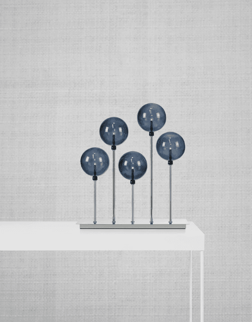 Mäster Sølv Fra Markslöjd - Med sine elegante røgglaskupler og kromdetaljer skaber den en moderne og sofistikeret følelse i dit hjem.