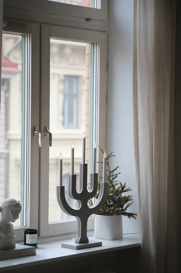 Sapin 5L Greige Fra Markslöjd - Den gener&oslash;se st&oslash;rrelse g&oslash;r den til et dekorativt blikfang, is&aelig;r i st&oslash;rre vinduer, hvor de fem lys spreder en varm og stemningsfuld gl&oslash;d i m&oslash;rke vinteraftener.