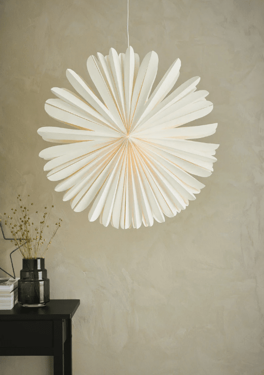 Sol Ø60 Hvid Fra Markslöjd - Sol Stj&auml;rna White 60 cm er en unik julestjerne med et moderne touch, der minder om en skinnende sol.