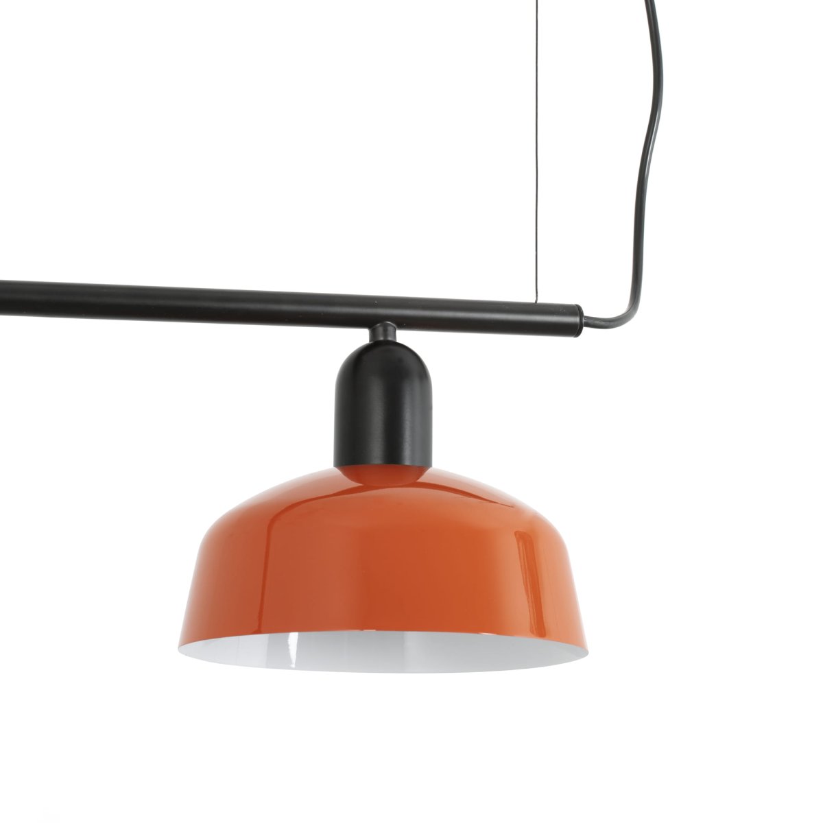 Tatawin 100cm Rød-orange loftslampe Fra Faro Barcelona - Tatawin er en loftspendel med en sort struktur og en r&oslash;d-orange metalsk&aelig;rm, der giver et fokuseret og stilfuldt lys.