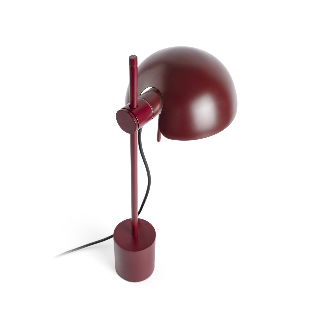 Matilda 43cm Bourgogne skrivebordslampe Fra Faro Barcelona - Matilda er en bordeauxr&oslash;d bordlampe med et rent, geometrisk design, der passer ind i ethvert milj&oslash;.