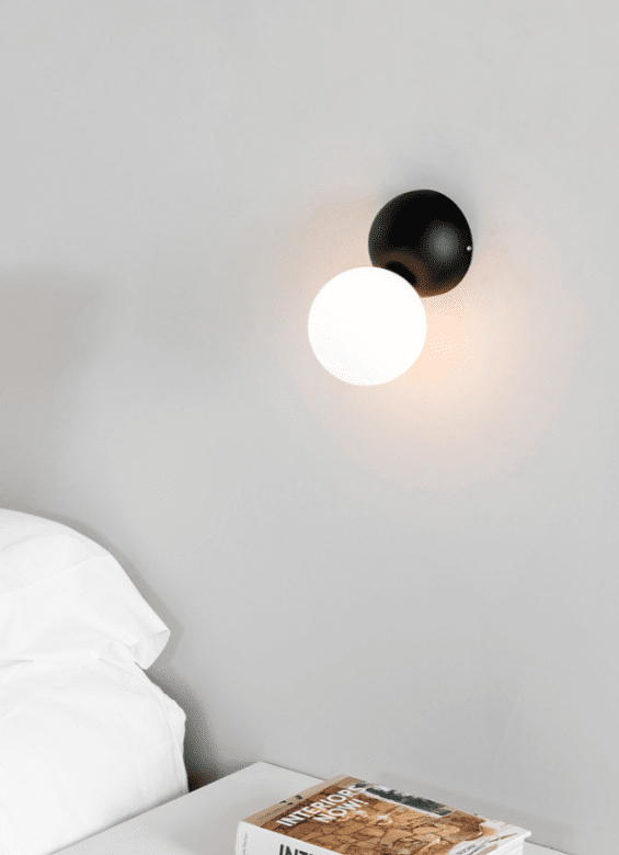 Joy 15cm Sort væglampe Fra Faro Barcelona - Diffusoren er lavet af matteret glas og spreder lyset med en masse elegance og stil.