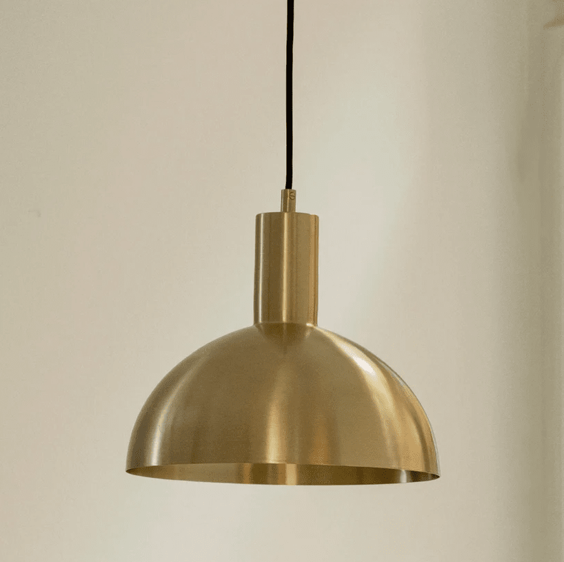 Mid Ø25 Mat messing loftslampe Fra H. Skjalm P - Denne st&oslash;rre udgave af den klassiske pendel passer perfekt i &aring;bne k&oslash;kkener og spisestuer, hvor den giver gener&oslash;st lys og en indbydende atmosf&aelig;re.