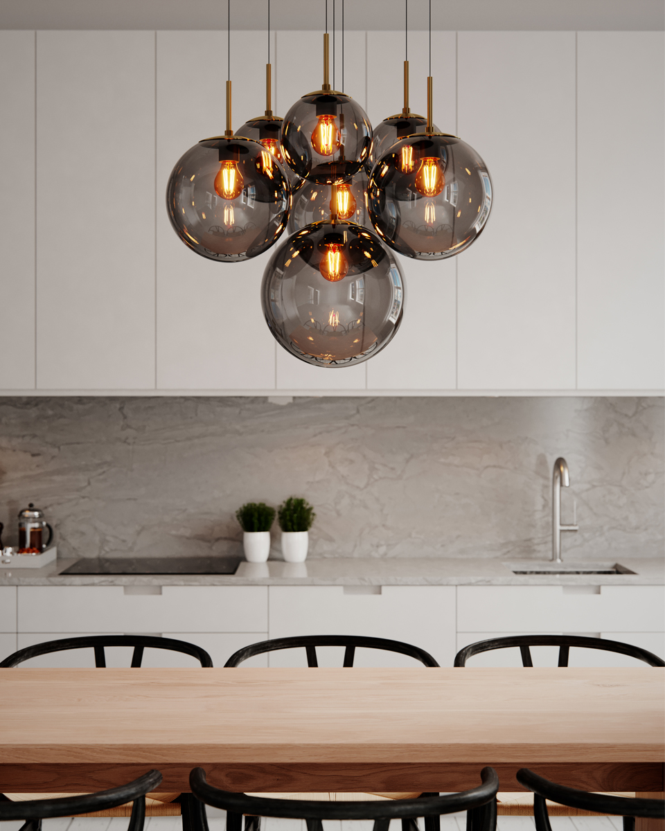 Laura Ø53 Røggrå loftslampe Fra By Rydéns - Denne lampe er lavet af mat sort metal med stilfulde messingdetaljer og udstr&aring;ler en tidl&oslash;s charme.