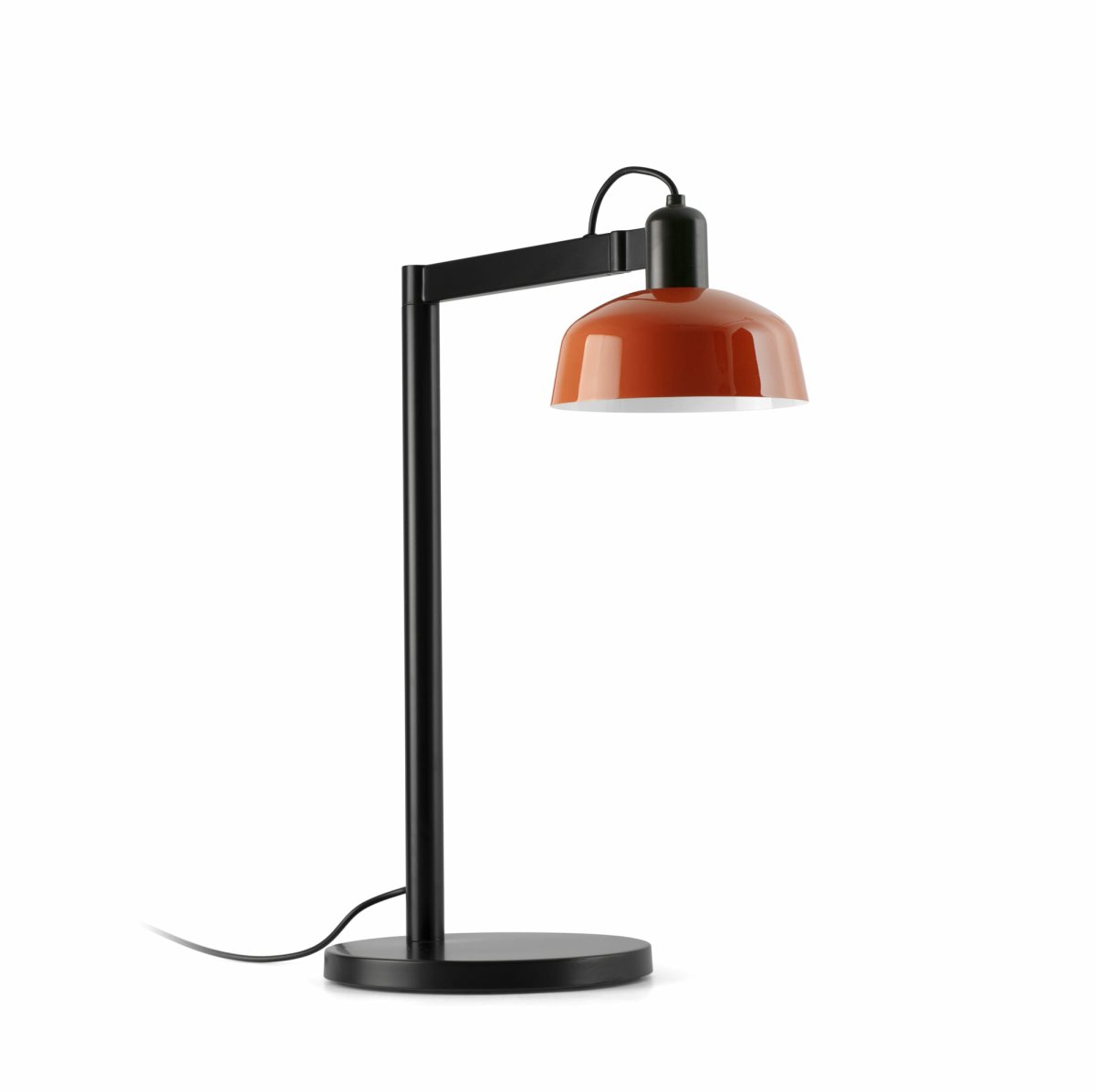 Tatawin 58cm Rød-orange skrivebordslampe Fra Faro Barcelona - Tatawin er en bordlampe med en sort struktur og en rød-orange metalskærm, der giver et rettet, fokuseret lys.