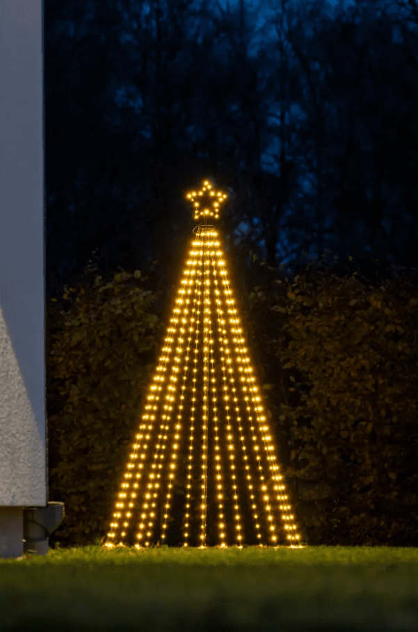 Juletræ I Metal 1,8m Sort Fra Konstsmide - Dette metaljuletr&aelig; med stjerner og integreret LED-belysning er en stilfuld og moderne fortolkning af det klassiske juletr&aelig;.