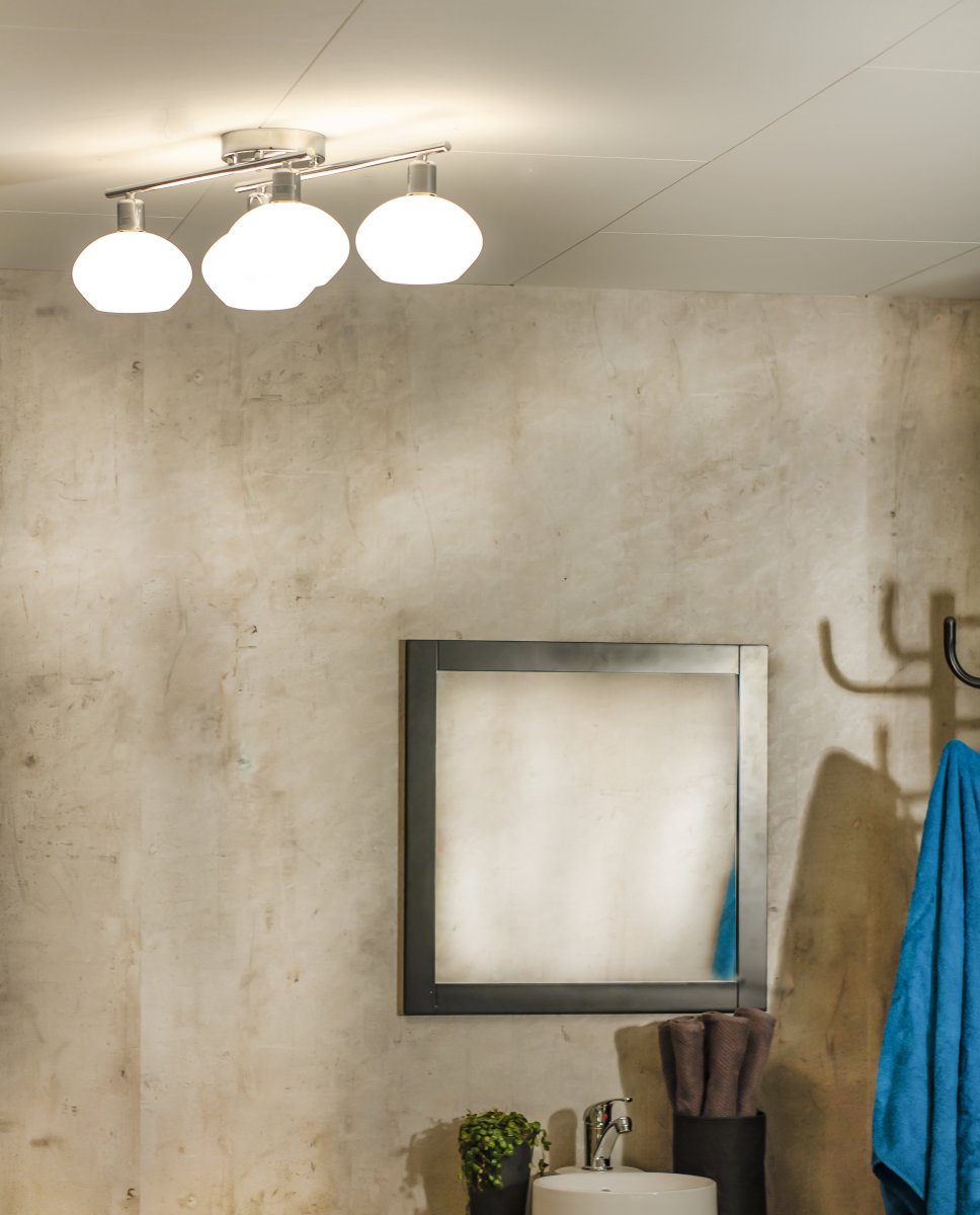 Elba 60cm Chrom badeværelseslampe Fra Aneta Lighting - Denne lampe er lavet af metal og har et elegant design med fire opalhvide glaskupler, der giver et bl&oslash;dt og behageligt lys.