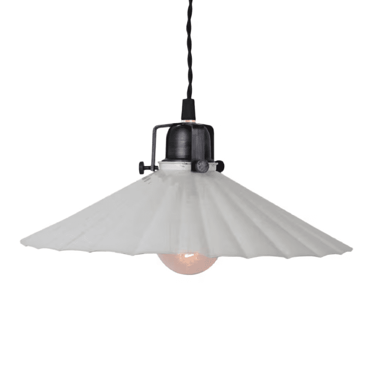 Anita Ø30 Hvid vindueslampe Fra Strömshaga - Sk&aelig;rmen har en marmoreret finish, der er malet i h&aring;nden, hvilket betyder, at der kan forekomme uregelm&aelig;ssigheder og forskelle.