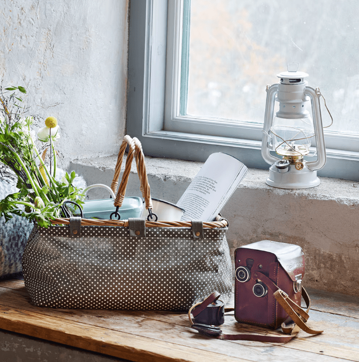 Storm Lantern small Hvid Fra Strömshaga - En petroleumslampe i klassisk design, der bliver en flot indretningsdetalje og giver et smukt sk&aelig;r b&aring;de ude og inde.