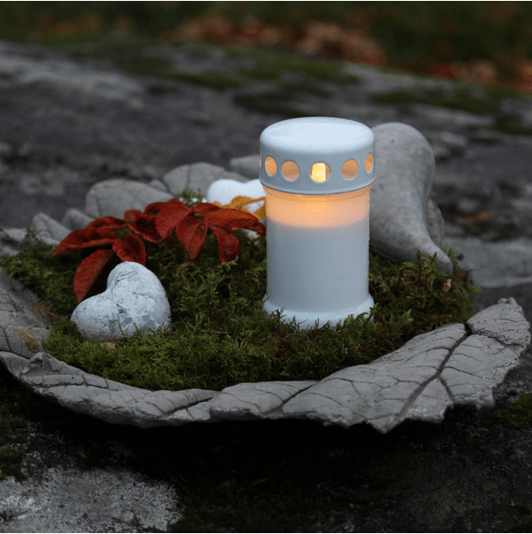 LED Gravlys Serene Hvid Fra Star Trading - Lyset er 13,5 cm h&oslash;jt og har en ekstra lang br&aelig;ndetid.