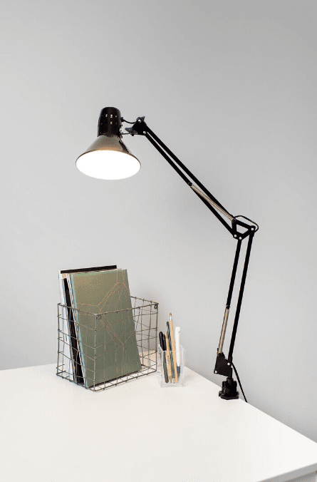 Venla Sort klemmelampe Fra Airam - Klassisk og tidl&oslash;s skrivebordslampe og indvendig armatur.