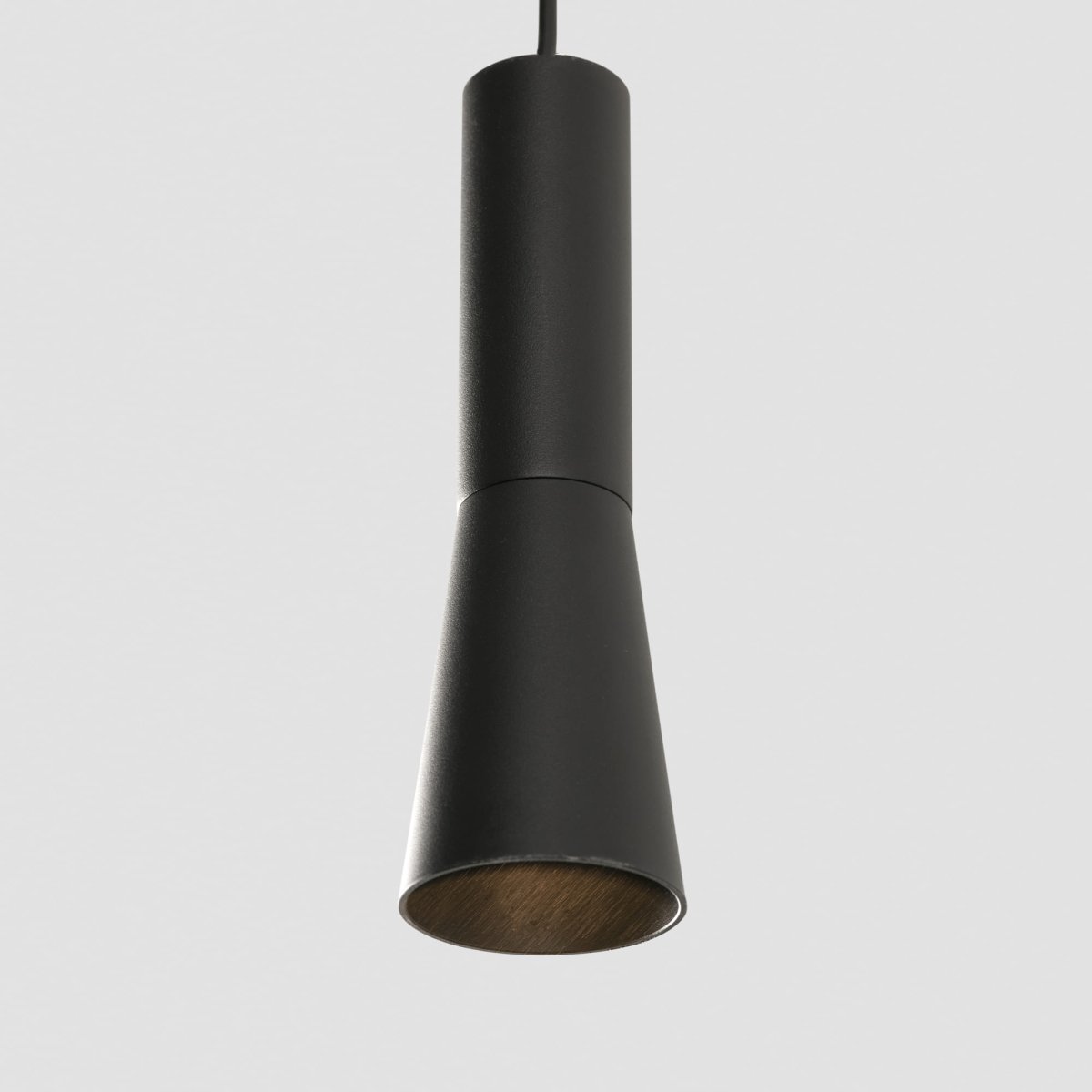 Nina Ø4 Sort loftslampe Fra Faro Barcelona - Nina er en sort pendellampe med integreret LED-teknologi og et stilfuldt, minimalistisk design.
