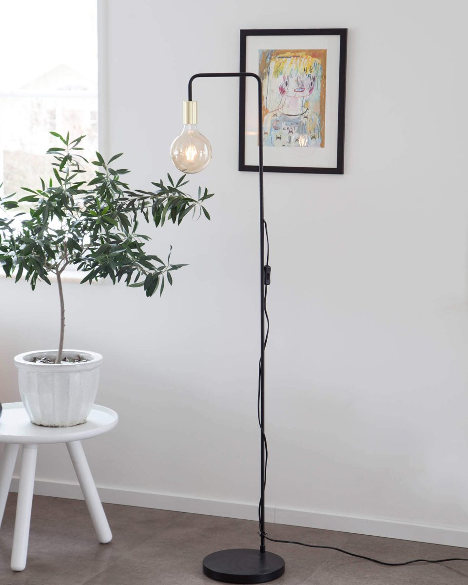 Fondi Sort gulvlampe Fra By Rydéns - Fondi er en enkel og stilfuld gulvlampe i sort metal.