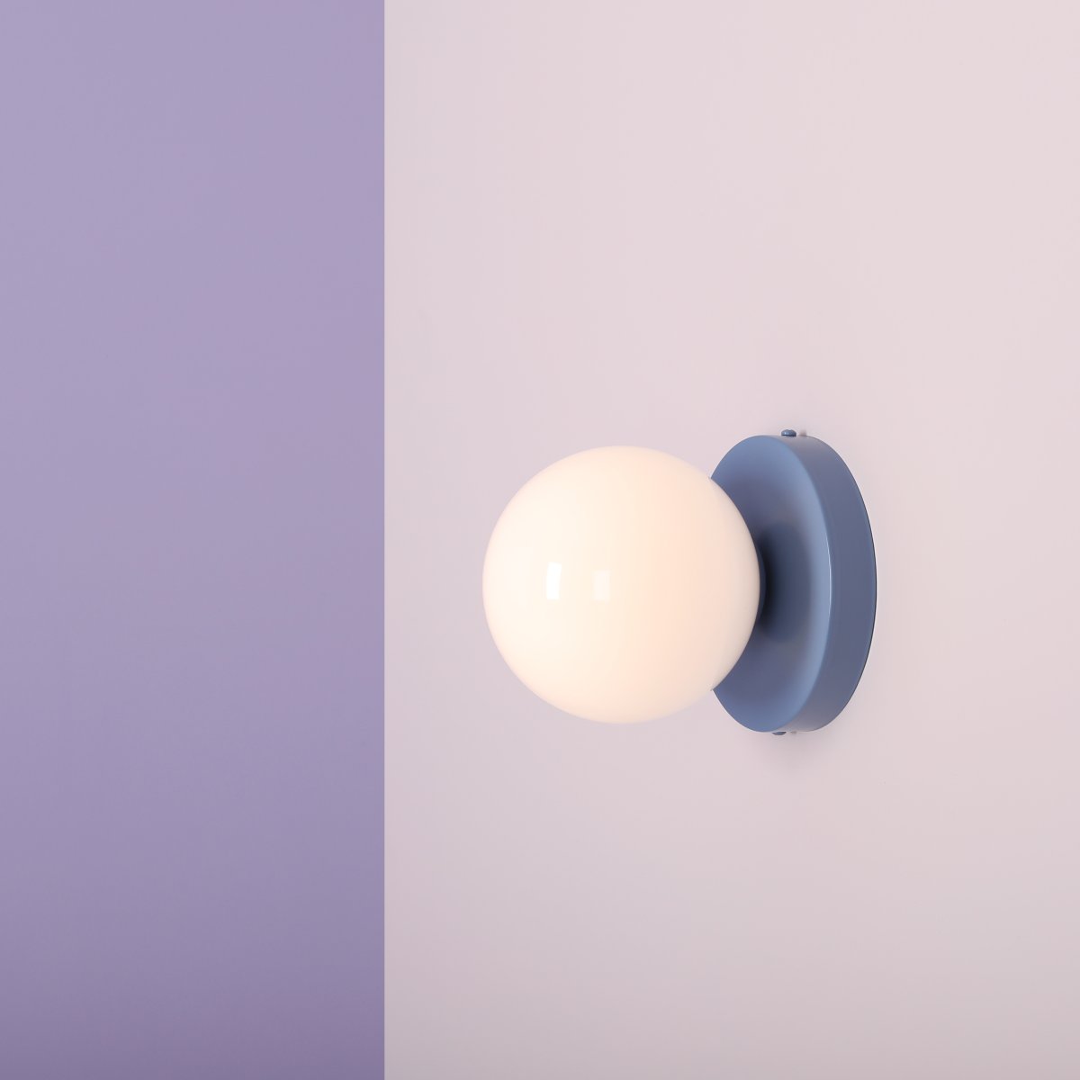 Ball Ø15 Blå væglampe Fra Artera - Det minimalistiske design gør, at lampen glider ind i både moderne og klassisk indretning, samtidig med at den tilbyder et effektivt lys, der forstærker stemningen i rummet.