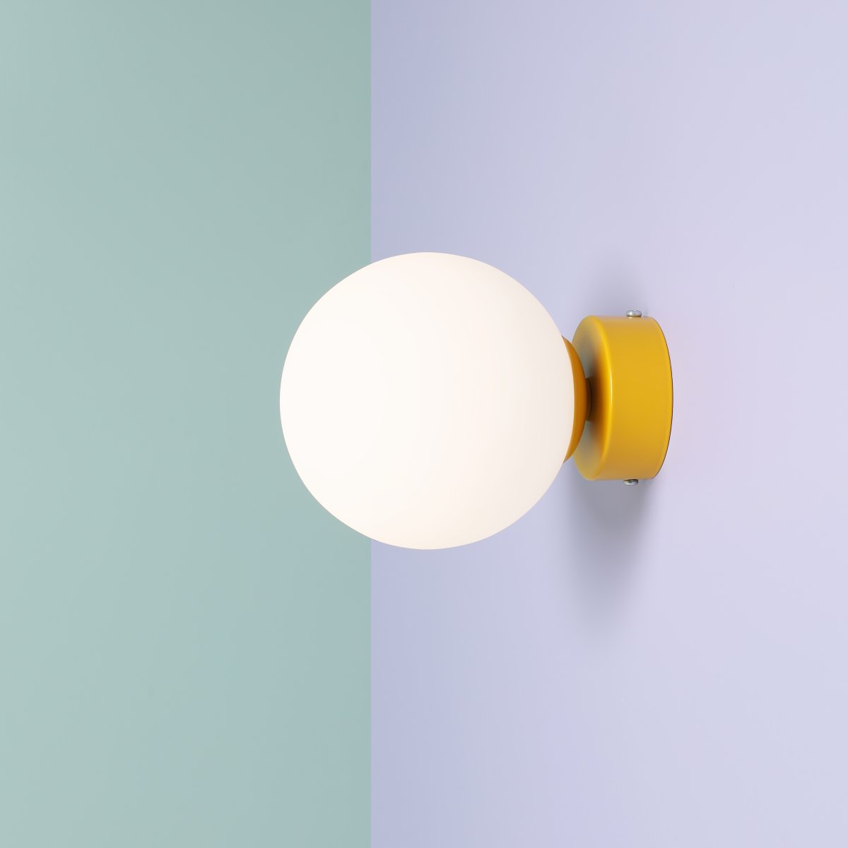 Ball Ø15 Sennep væglampe Fra Artera - Det minimalistiske design gør, at lampen glider ind i både moderne og klassisk indretning, samtidig med at den tilbyder et effektivt lys, der forstærker stemningen i rummet.