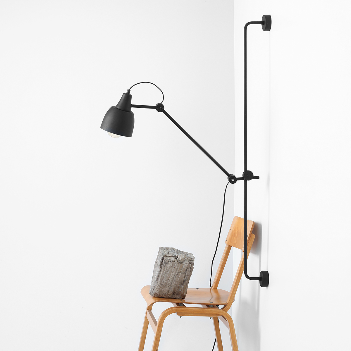 Dron 113cm Sort væglampe Fra Artera - Den matsorte finish giver lampen et industrielt og sofistikeret look, mens den justerbare arm giver maksimal fleksibilitet til at rette lyset derhen, hvor det er nødvendigt.