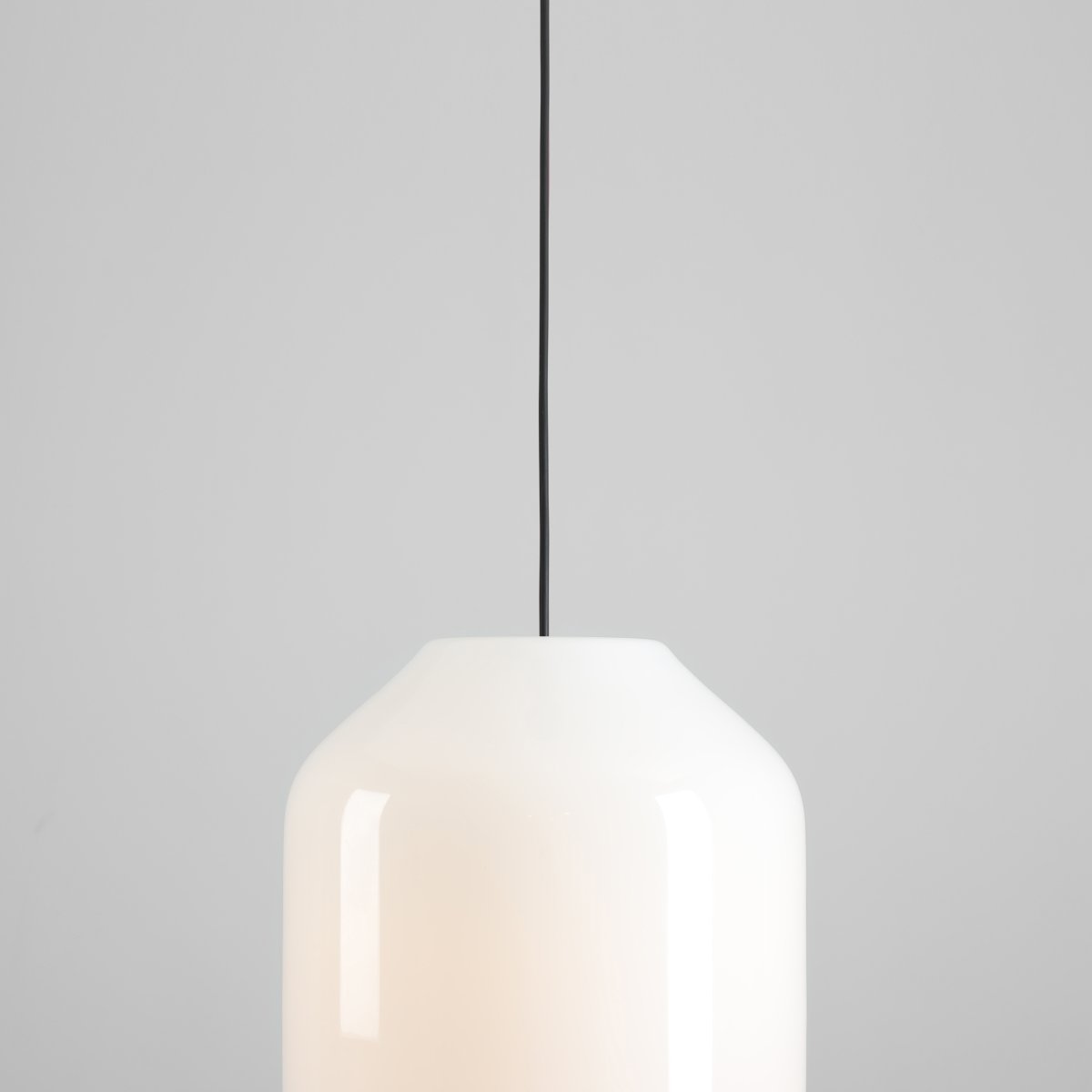 Flask Ø27 Sort loftslampe Fra Artera - Flask er en stilfuld loftspendel, der kombinerer bløde former med et moderne farveskema.