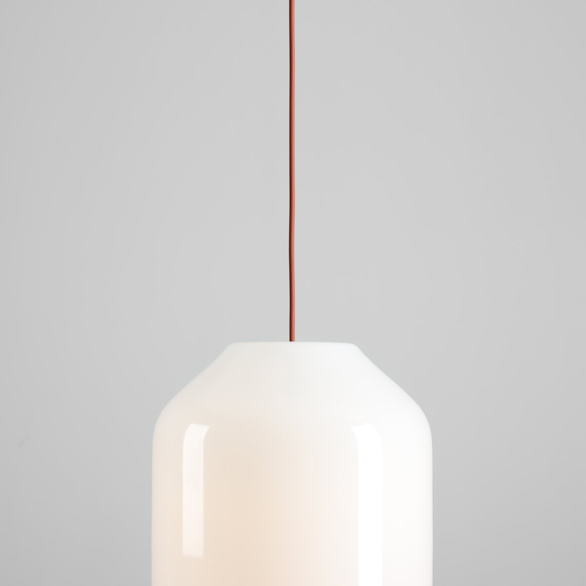 Flask Ø27 Terrakotta loftslampe Fra Artera - Den generøse opalglasskærm har en diameter på 27 cm og spreder et blødt og behageligt lys, der skaber en indbydende atmosfære i rummet.