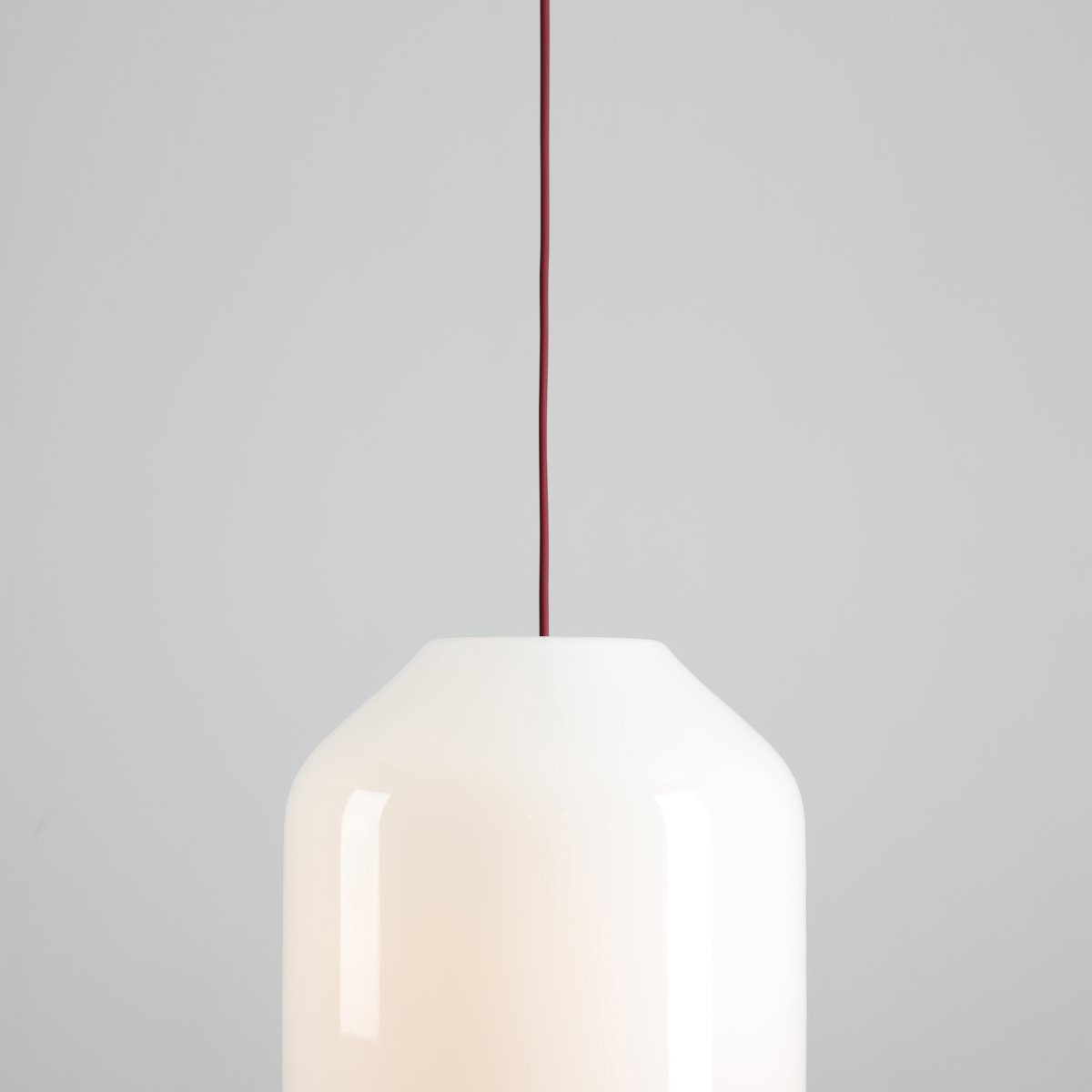Flask Ø27 RØD loftslampe Fra Artera - Den generøse opalglasskærm har en diameter på 27 cm og spreder et blødt og behageligt lys, der skaber en indbydende atmosfære i rummet.