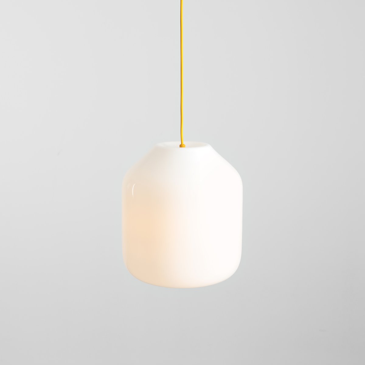 Flask Ø27 Gul loftslampe Fra Artera - Den generøse opalglasskærm har en diameter på 27 cm og spreder et blødt og behageligt lys, der skaber en indbydende atmosfære i rummet.
