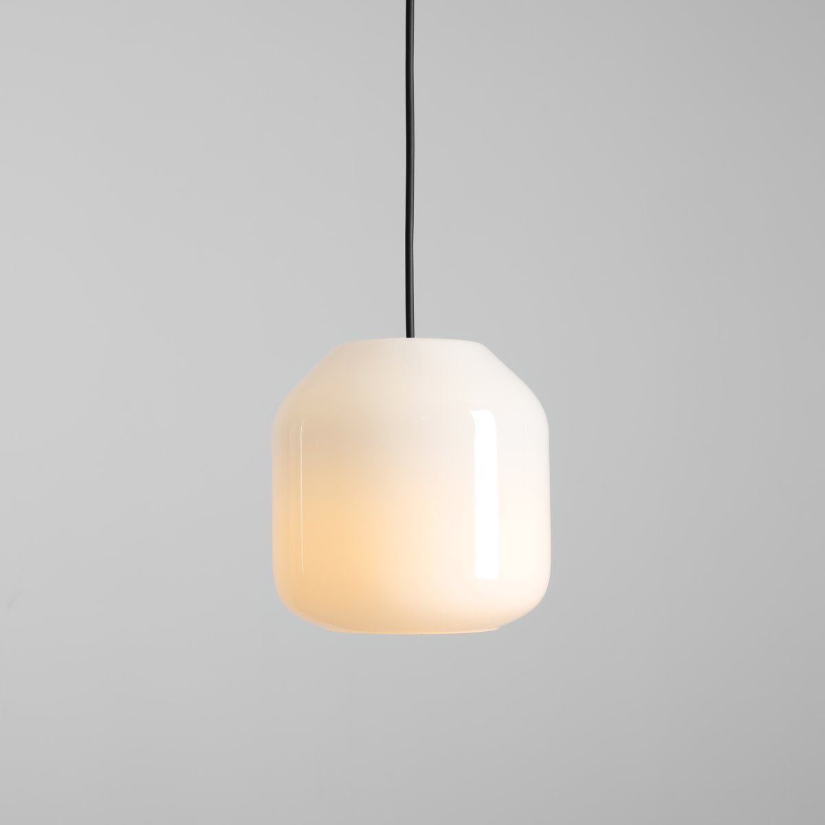 Flask Ø18 Sort loftslampe Fra Artera - Flask passer lige så fint over et mindre spisebord som i et vindue eller sammen med flere pendler i en gruppe.