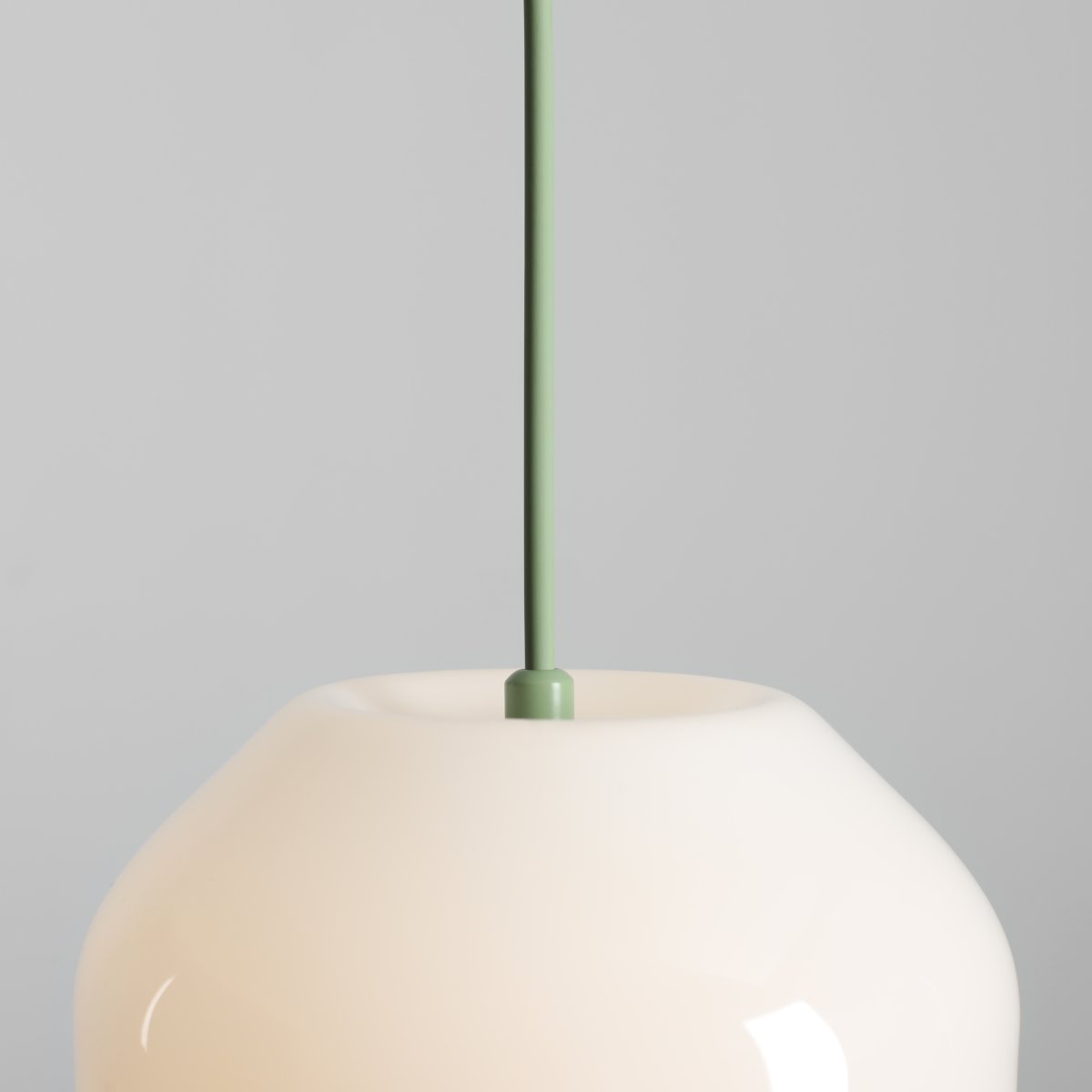 Flask Ø18 Grøn loftslampe Fra Artera - Flask er en stilfuld pendellampe, der kombinerer bløde former med et moderne farveskema.