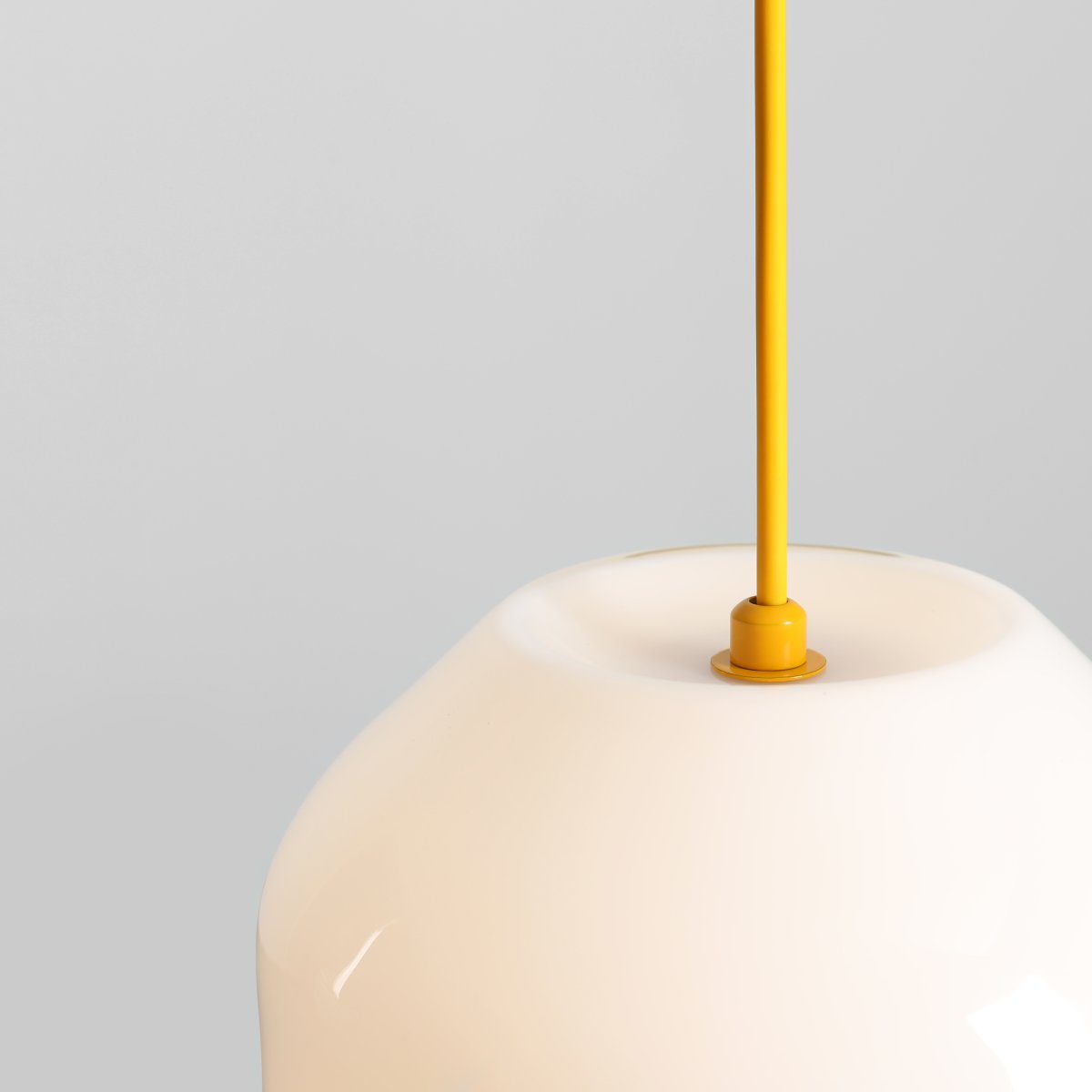Flask Ø18 Gul loftslampe Fra Artera - Flask er en stilfuld loftspendel, der kombinerer bløde former med et moderne farveskema.