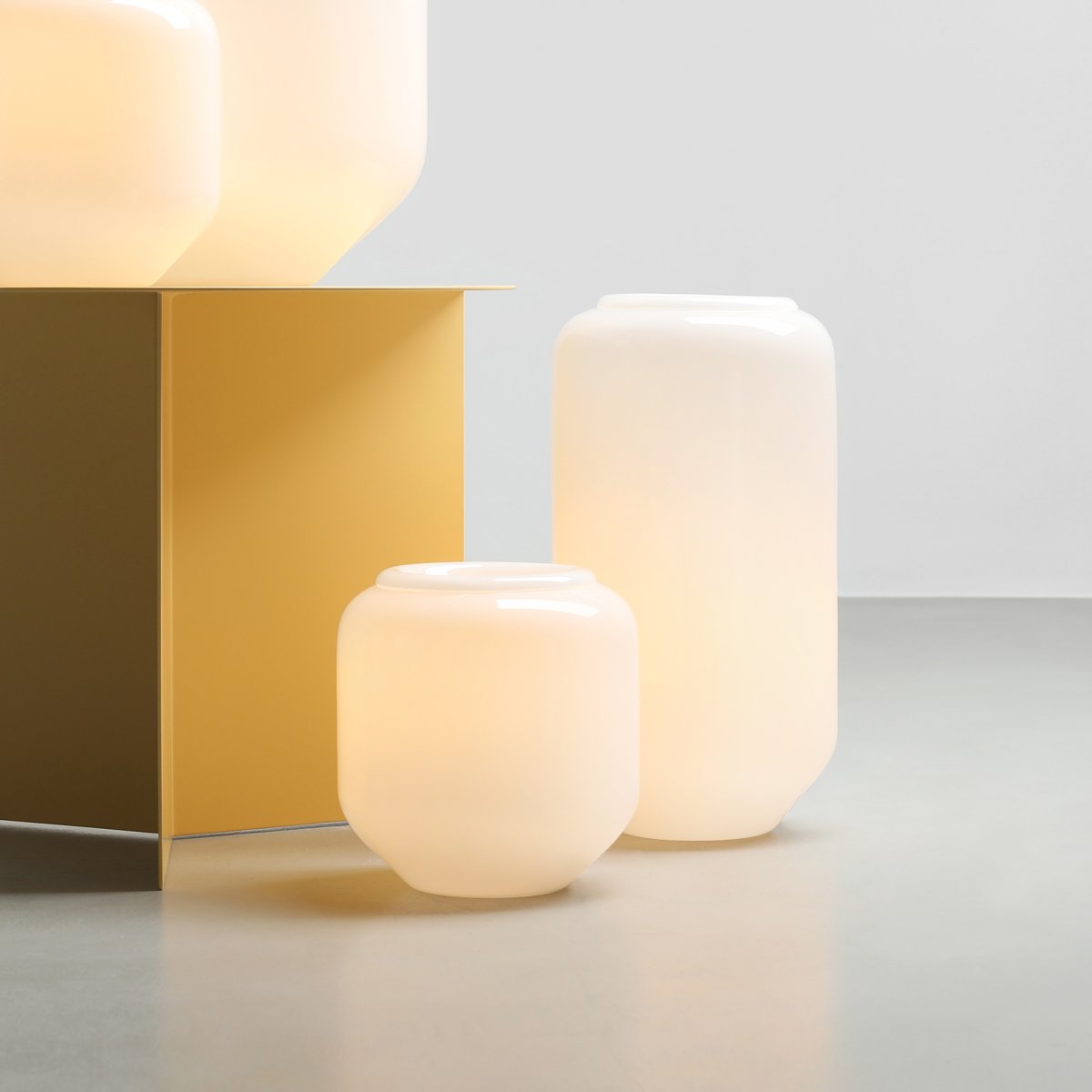 Flask 36cm Hvid/rød bordlampe Fra Artera - Den høje, afrundede opalglasskærm spreder et blødt og behageligt lys, der skaber en varm og indbydende atmosfære.