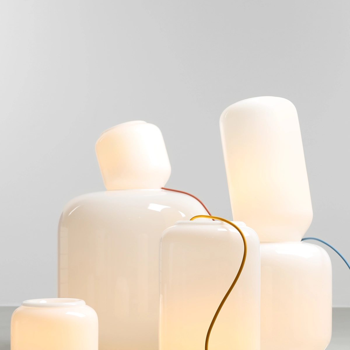 Flask 36cm Hvid/gul bordlampe Fra Artera - Den høje, afrundede opalglasskærm spreder et blødt og behageligt lys, der skaber en varm og indbydende atmosfære.