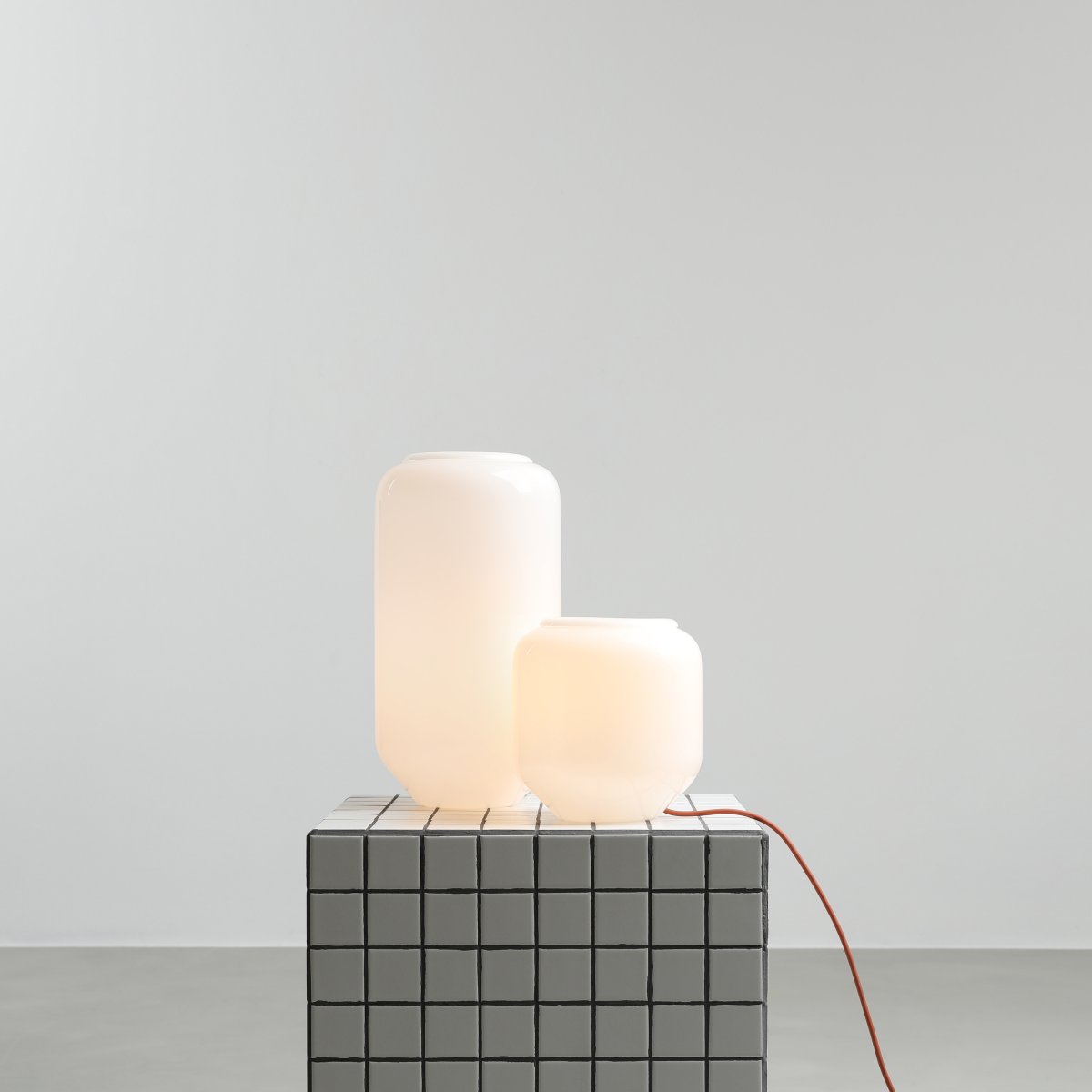 Flask 36cm Hvid/terrakotta bordlampe Fra Artera - Den høje, afrundede opalglasskærm spreder et blødt og behageligt lys, der skaber en varm og indbydende atmosfære.