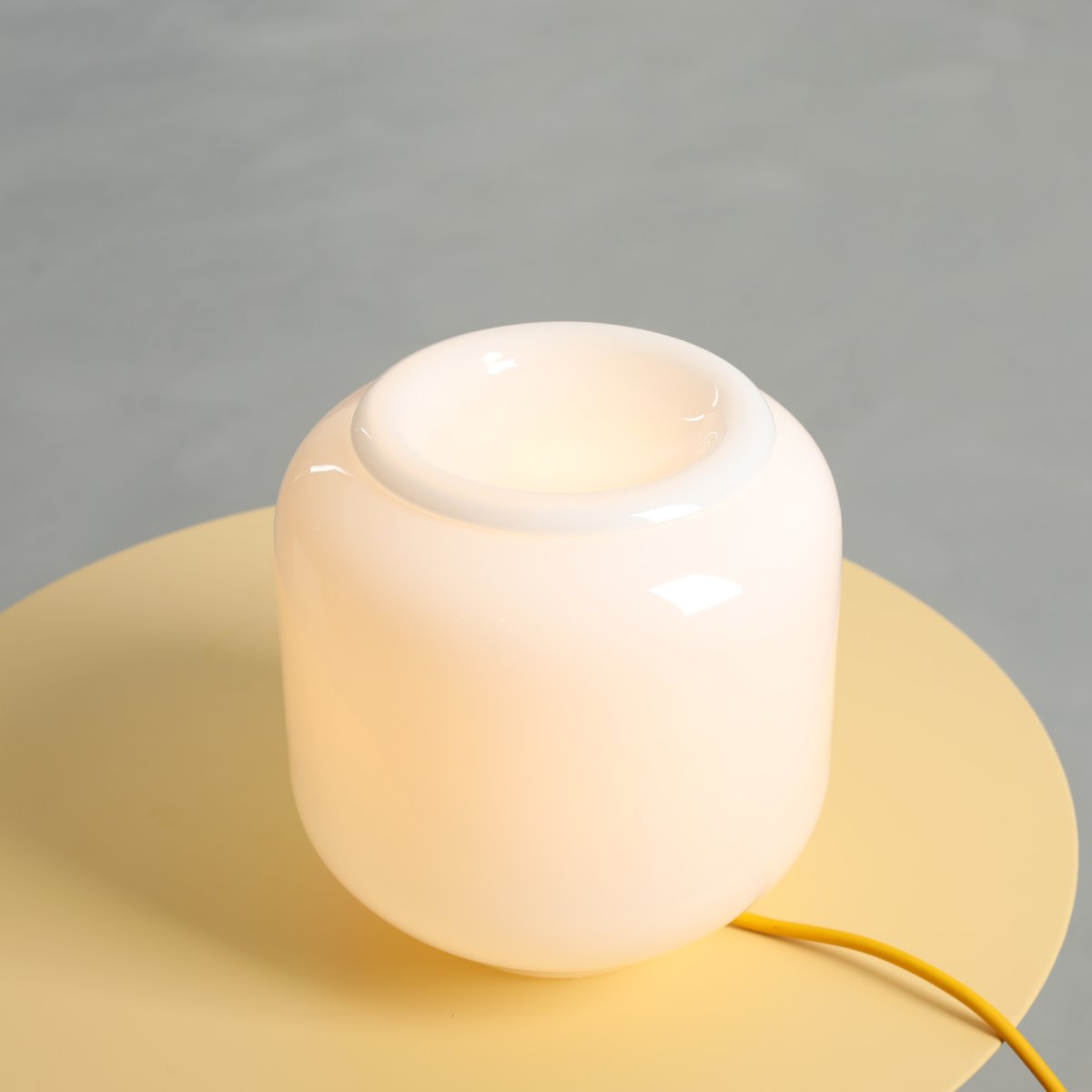 Flask 18cm Hvid/gul bordlampe Fra Artera - Flask er en stilfuld bordlampe med bløde, afrundede former og et moderne farveskema.