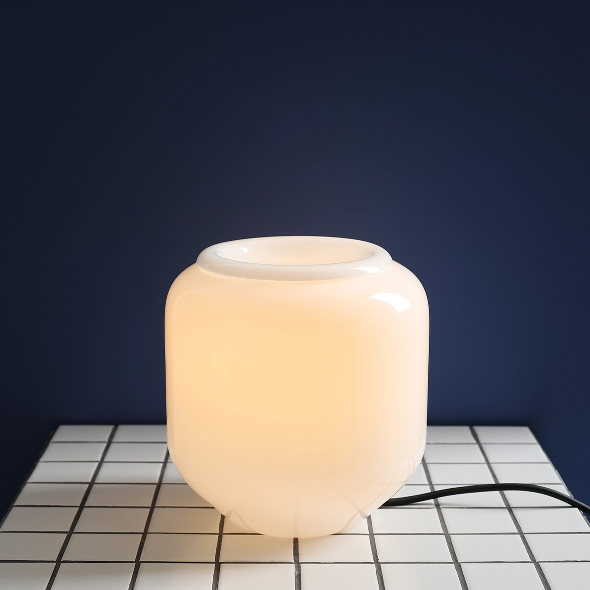 Flask 18cm Hvid/sort bordlampe Fra Artera - Flask er en stilfuld bordlampe med bløde, afrundede former og et moderne farveskema.