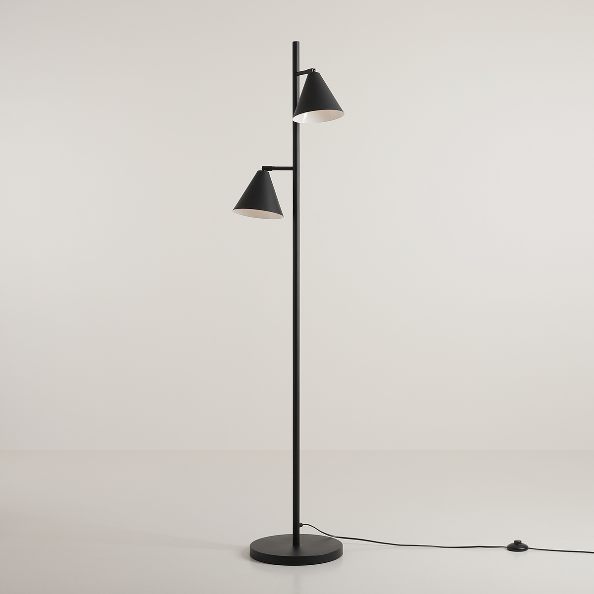 Form 2 Sort gulvlampe Fra Artera - Denne minimalistiske væglampe med sine elegante kegleformede skærme i sort metal er det perfekte valg til dig, der ønsker et stilrent og moderne udtryk i dit hjem.