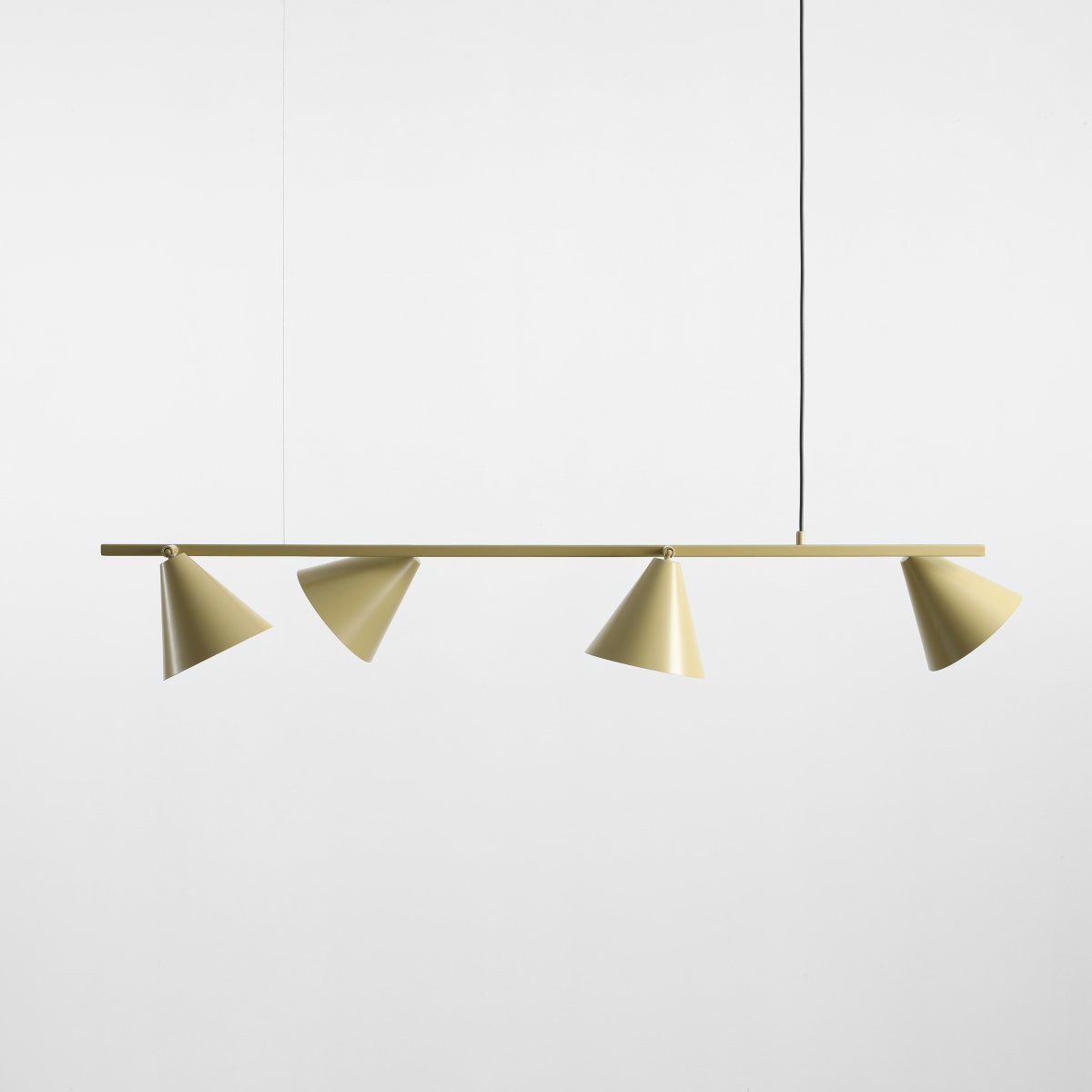 Form 120cm Pistacienødder loftslampe Fra Artera - Form er en moderne metalpendellampe med et stilfuldt og legende design.